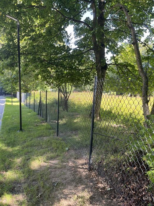 Montaż ogrodzeń/ogrodzenia (siatka, panel, drewniane)