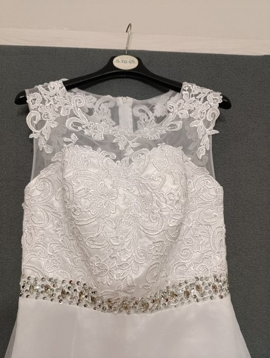 Suknia ślubna.         .