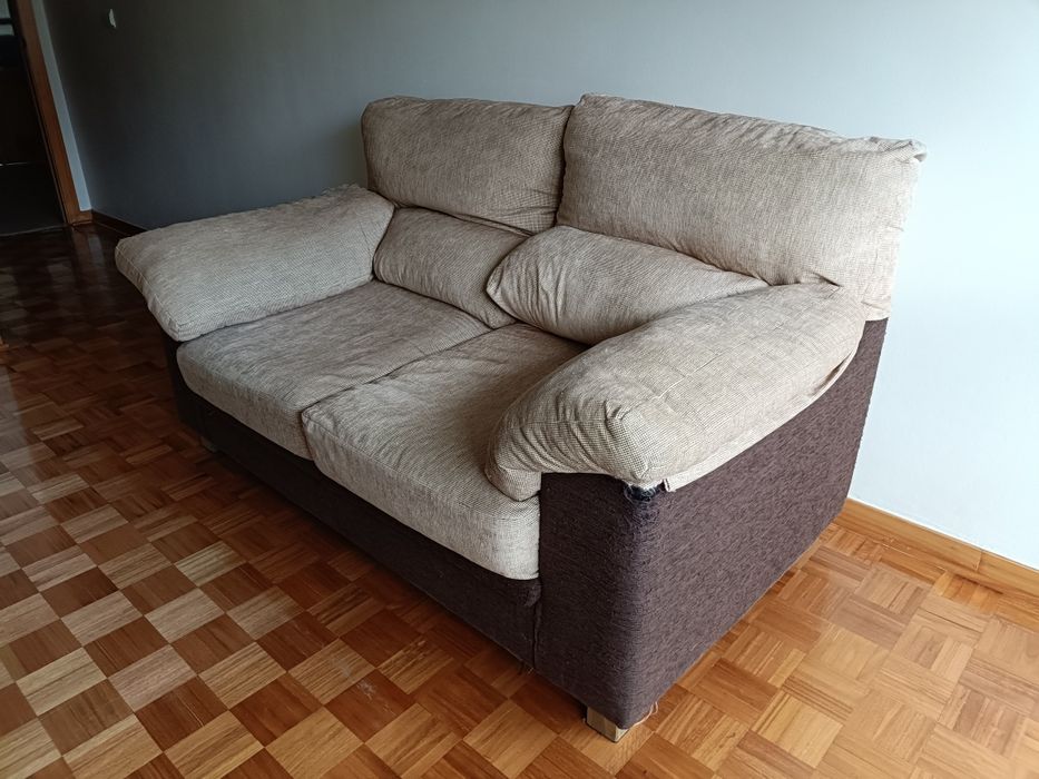 Sofá de 2 lugares bege