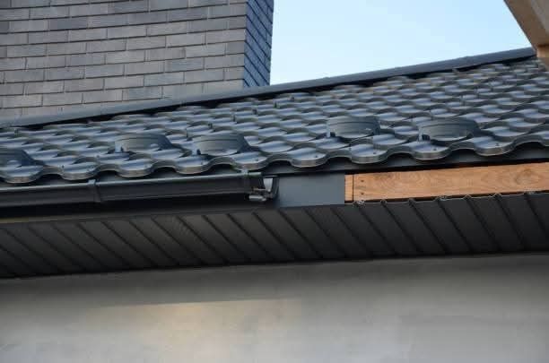 Naprawa dachów, montaż blachy i rynien – Szybko i solidnie