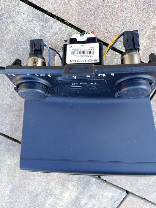 Przełączniki grzanych foteli, AUX,iPod, USB HYUNDAI IX 35, 93310-2Y800