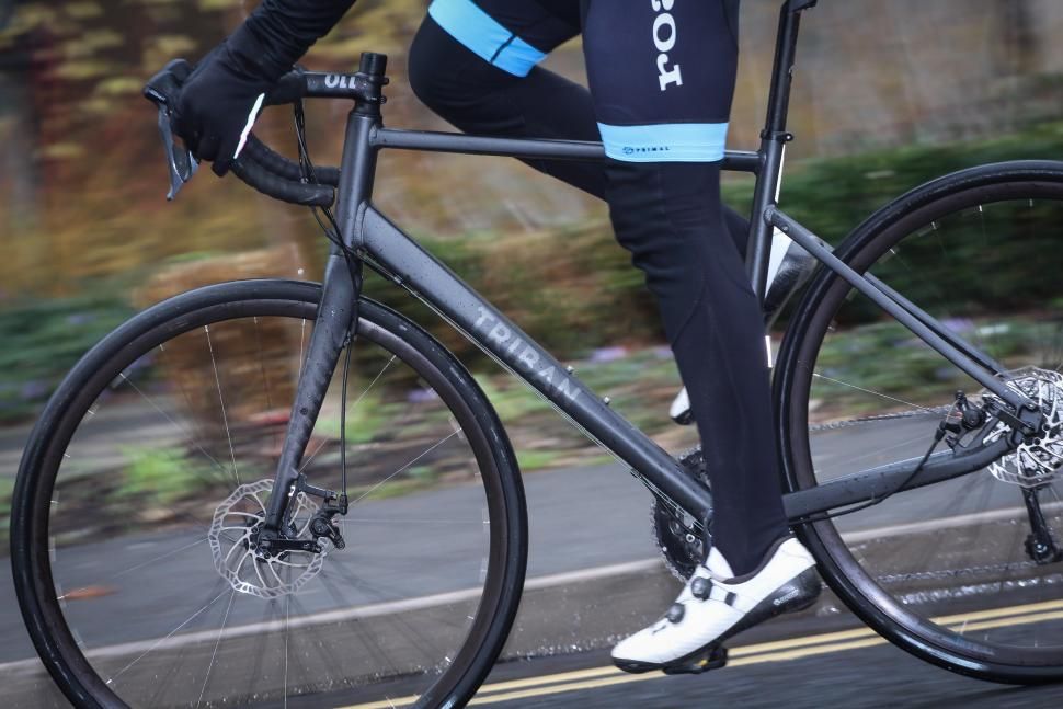 Bicicleta estrada nova TRIBAN RC500 PRETO TRAVÃO DISCO