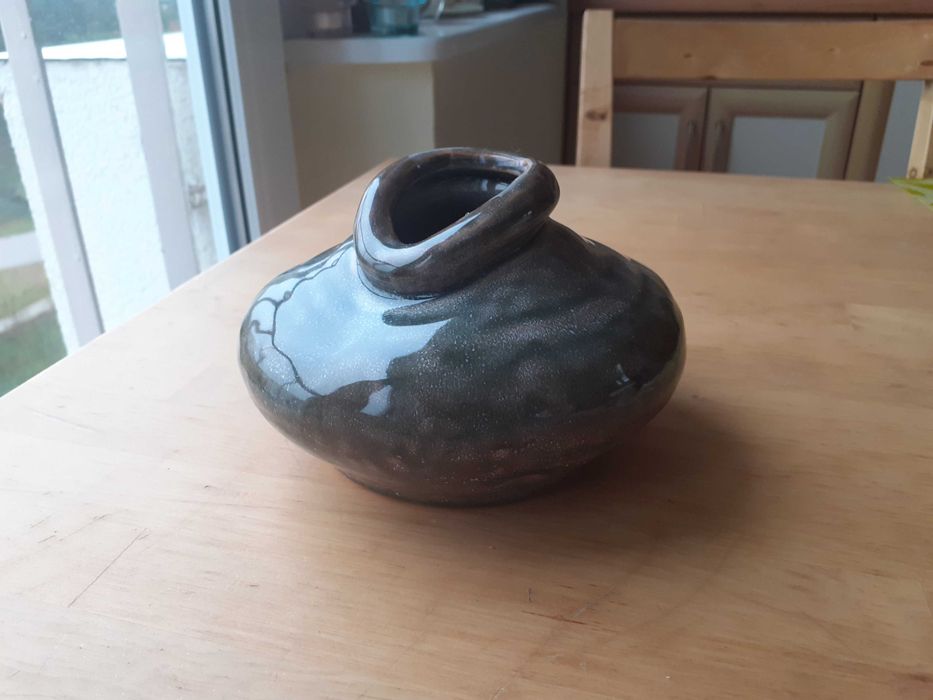 Wazon ceramiczny, naczynie ceramiczne. Brązowy.