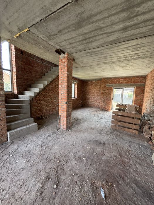 Продаж танхауса з великою ділянкою