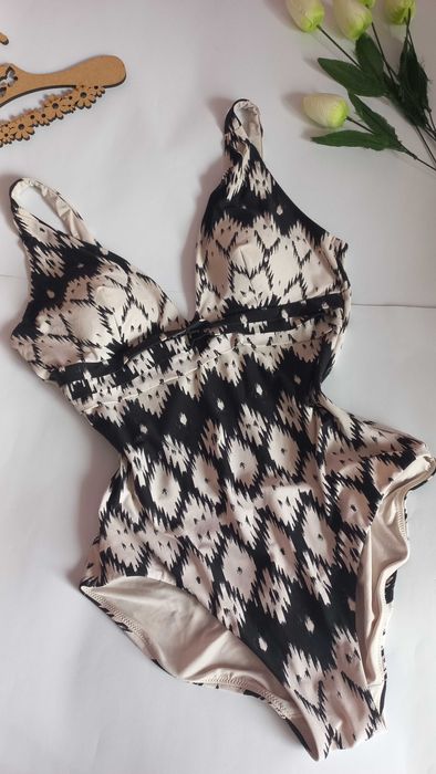 Суцільний купальник чорно білий 50 52 розмір