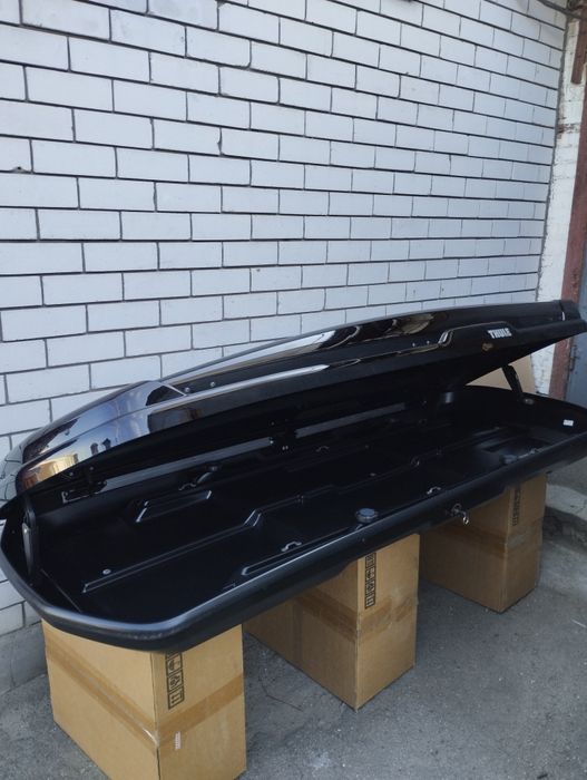Thule Flow Black Glossy грузовой бокс на крышу авто.