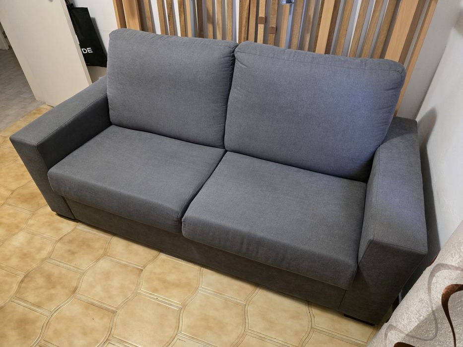 Sofá cinzento com pouco uso