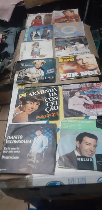 120 discos de vinil, música variada.