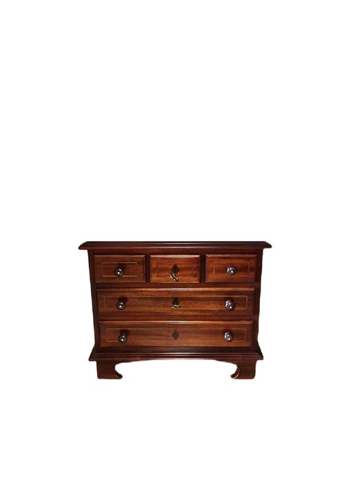 Meia comoda pequena, Dona maria antiga