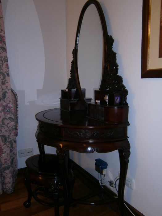 Toucador oriental com espelho e banco