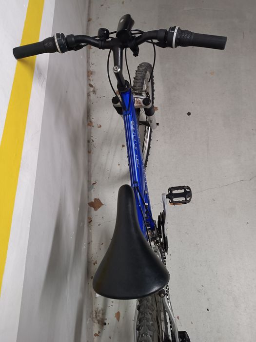 Bicicleta com mudanças e suspensão