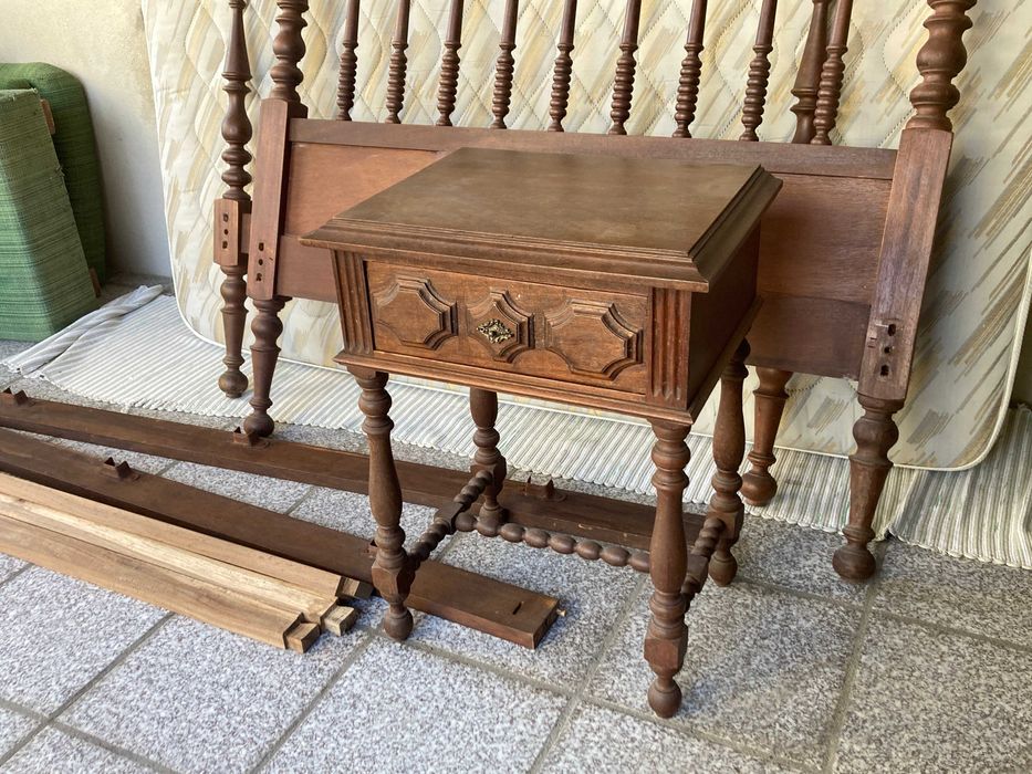Mesa de cabeceira, clássica