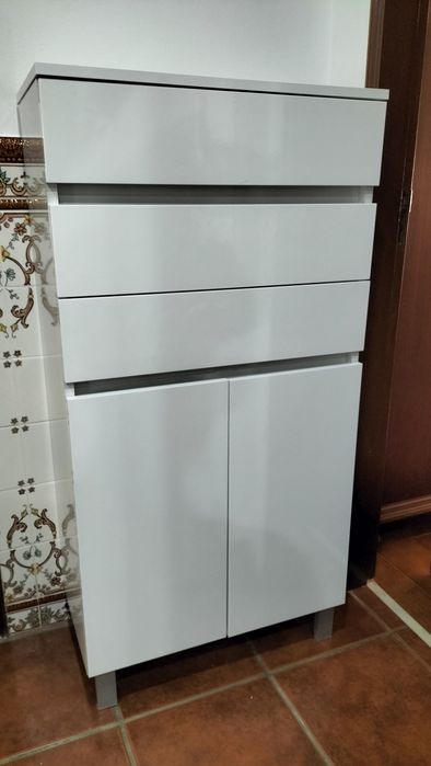 Móvel branco em ótimo estado