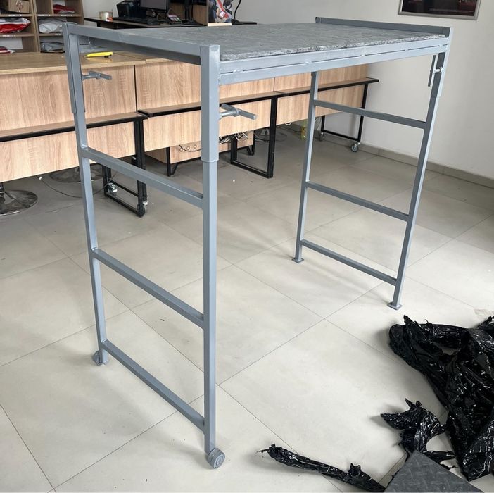 Риштуваня розкладне мобільне з однієї сторони має колеса