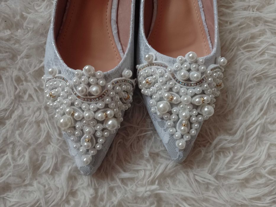 (43/44) Bogato zdobione perłami baleriny koronkowe z Londynu, NOWE