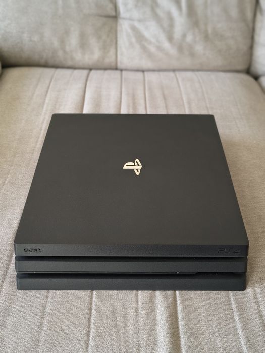 PS4 Pro 1 TB + 2 Comandos