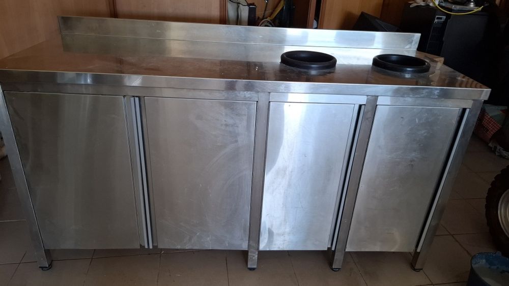 Bancada em inox. Com reservatórios pra lixo.
