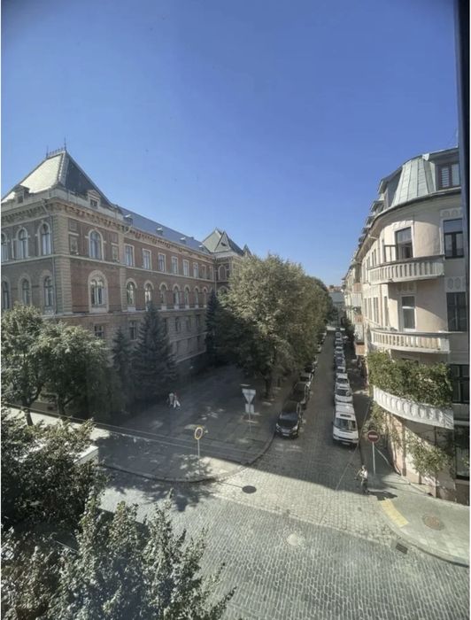 Продається 3-кімнатна квартира з виглядом на ЧНУ