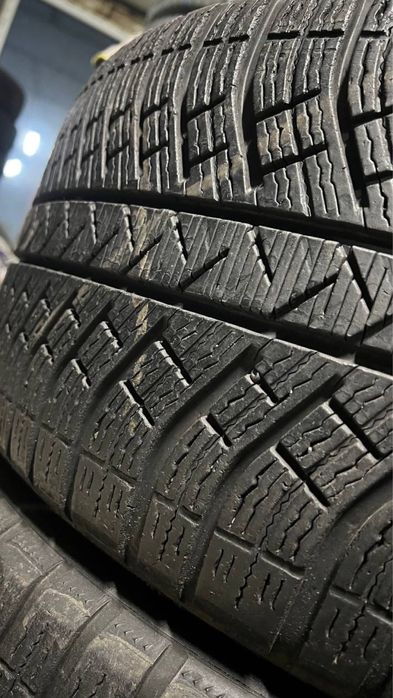 Пара зимової гуми 275/40/21