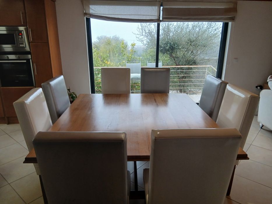 Mesa de.8 lugares em madeira com cadeiras