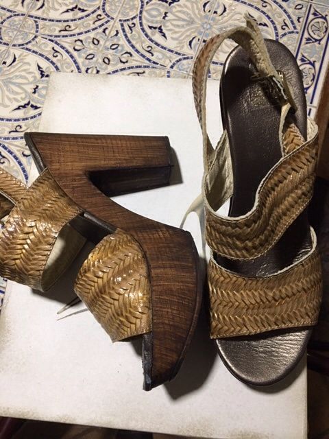 Dois pares de Sapatos "Sandálias" senhora