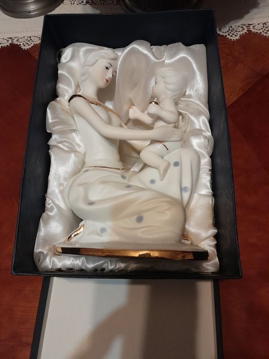 Estátua de mãe e o menino.