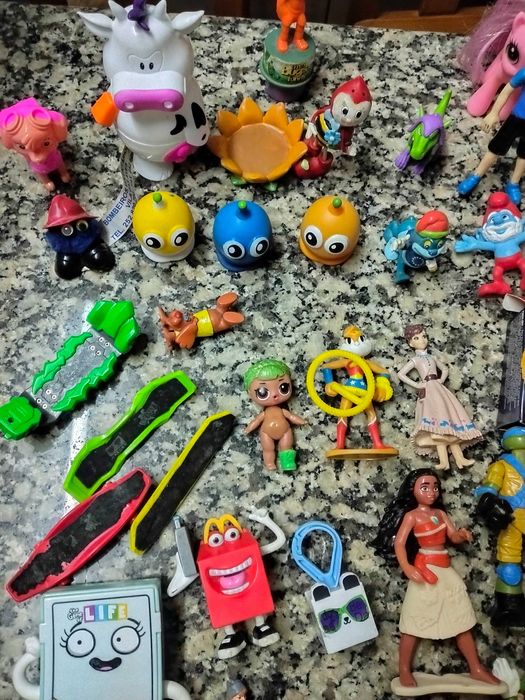 Bonecos miniaturas colecionáveis