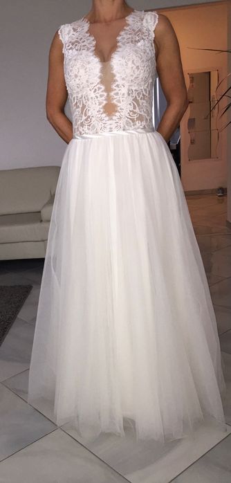 Suknia Ślubna w kolorze złamanej bieli.