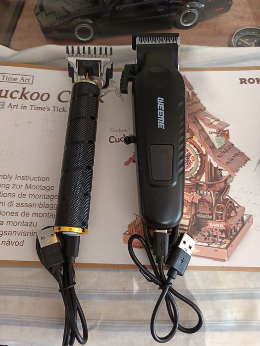Vendo novas máquinas uma máquina preta dourada e outra preta barbeiros  profissionais bom estado
