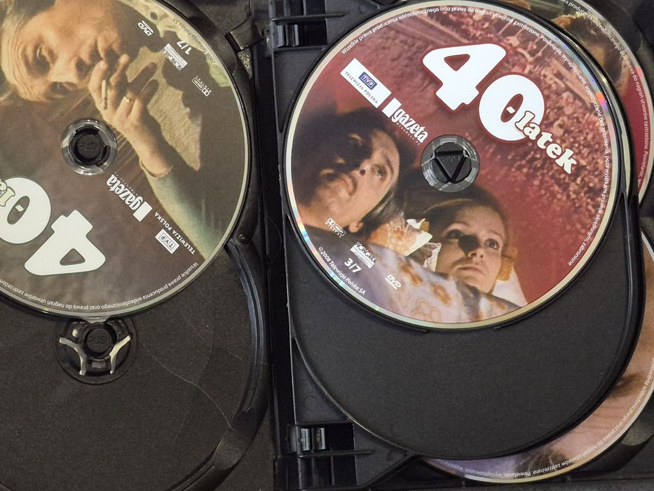 Serial 40-latek box 7xDVD | Całość, płyty stan bdb (popękane etui)