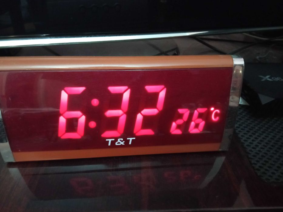 Настольные электронные часы