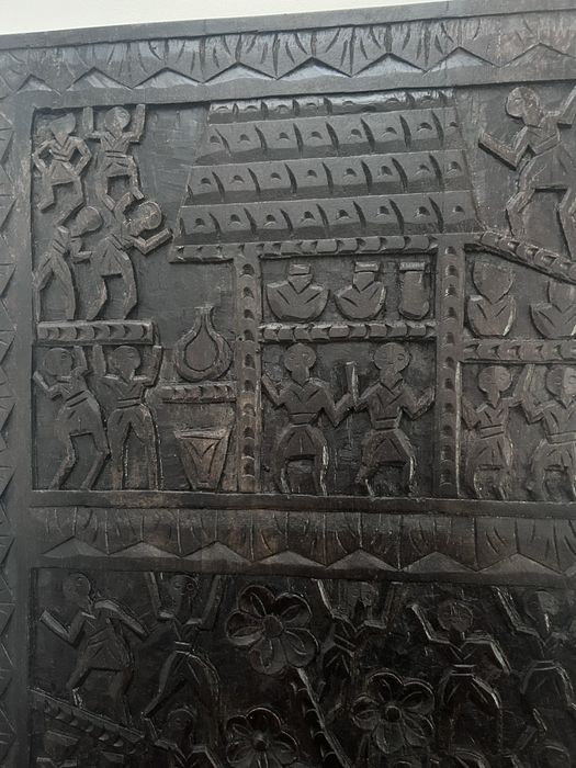 Quadro em madeira com relevos figurativos