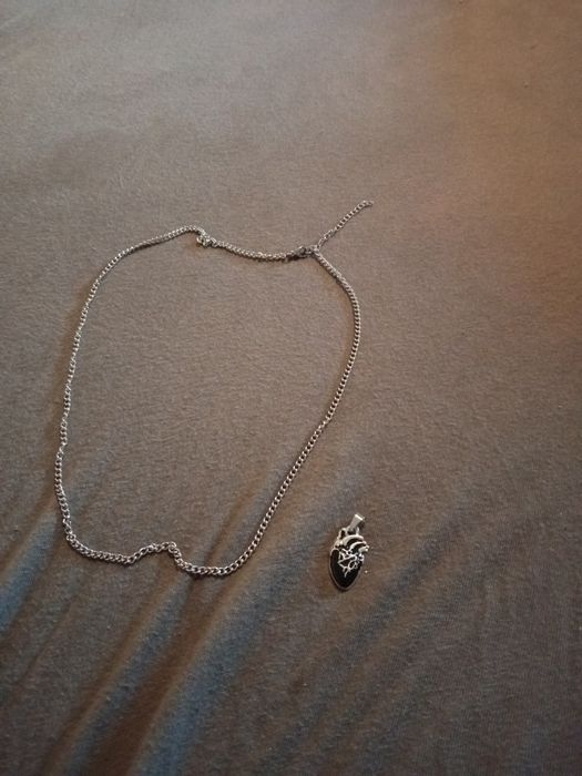 Wisiorek w kolorze czarnym