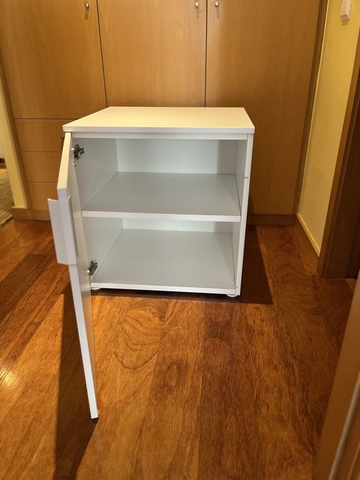 Móvel pequeno do Ikea