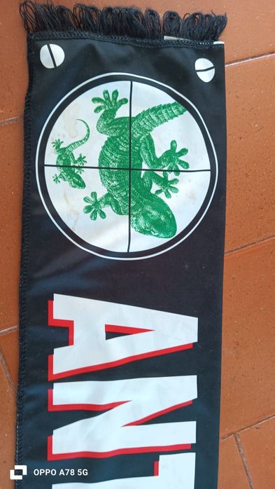 Cachecol dos diabos vermelhos 1982