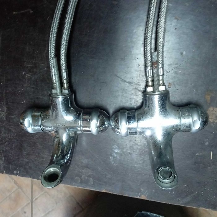 Torneiras de marca Groehe(2) e mãos de chuveiro(2)