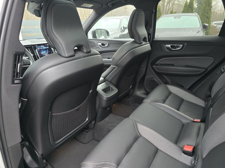 Volvo XC 60 2024R B4 AWD R-DESIGN DARK PLUS kamera FULL LED radar Z DE