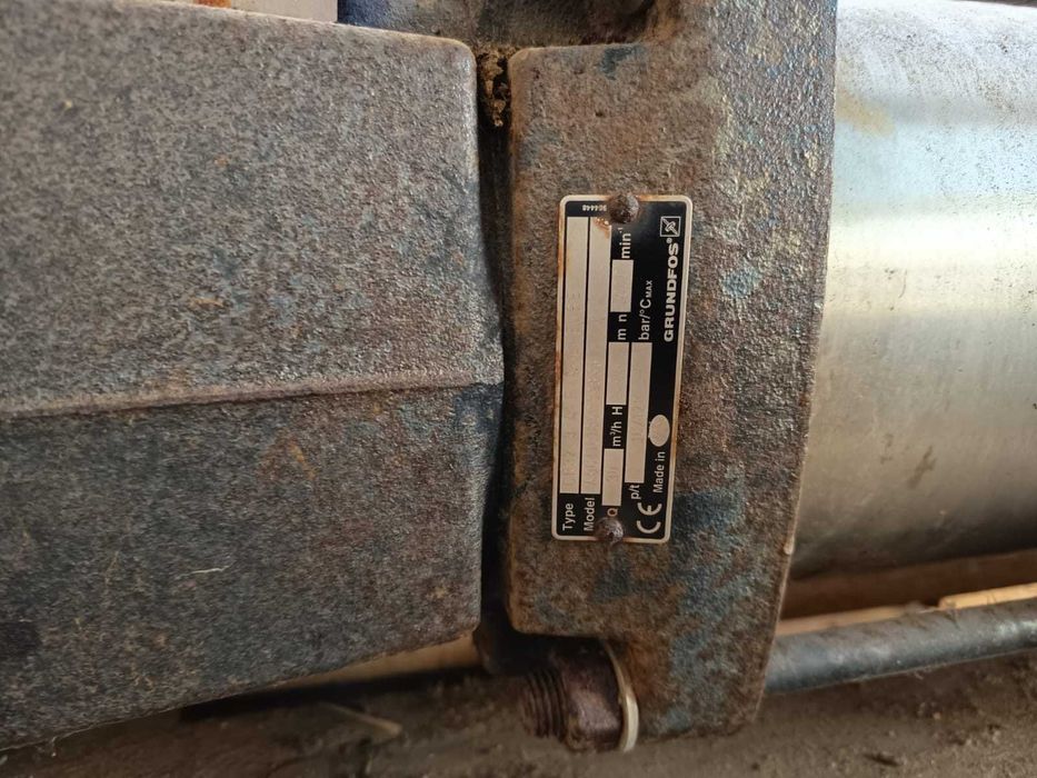 Grupo de bombagem de água Grundfos com quadro e tubagem inox