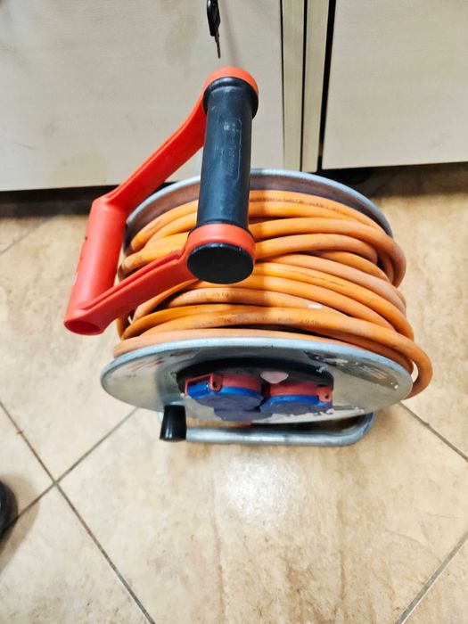 Solidny przedłużacz bębnowy Brennenstuhl 25 m 3 gniazda