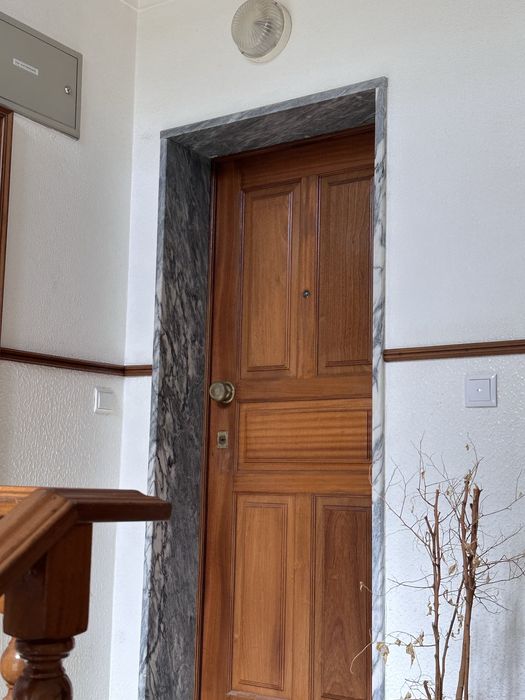 Porta madeira com interior branco em excelente estado