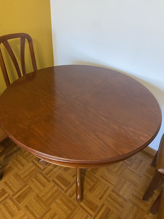 Mesa extensìvel com 4 cadeiras madeira cerejeira