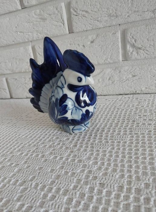 Ceramiczna figurka ręcznie malowana.