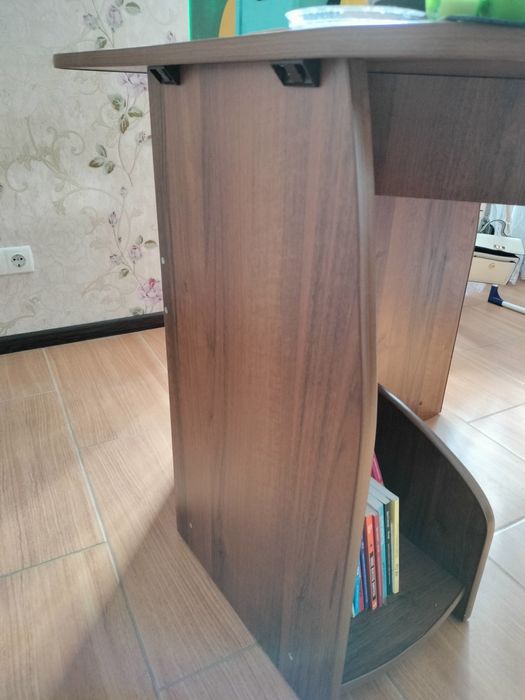 Стіл письмовий, вугловий.