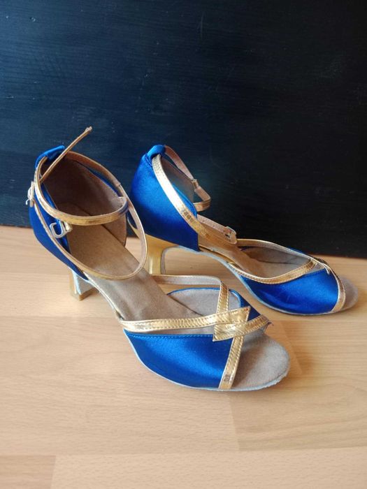Buty do tańca towarzyskiego dla kobiety noszącej rozmiar 40