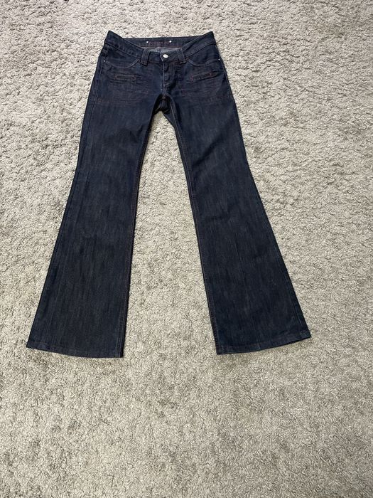 Джинсы клеш , средняя посадка , синего цвета . Производство французско