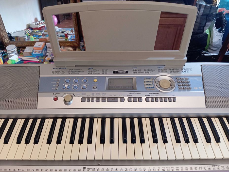 Orgão Yamaha Portable Grand DGX 200 com suporte X, estante e livro.
