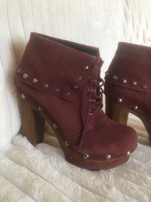Botas salto plataforma bordô com tachas
