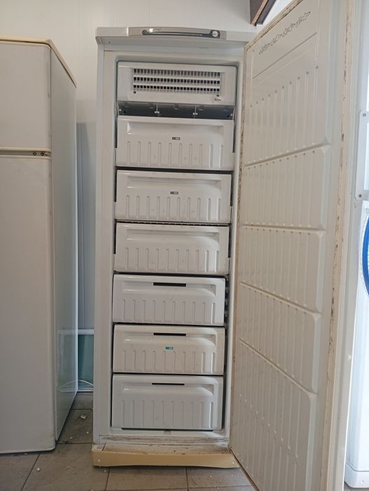 Продам  морозильну камеру indesit,(no frost)