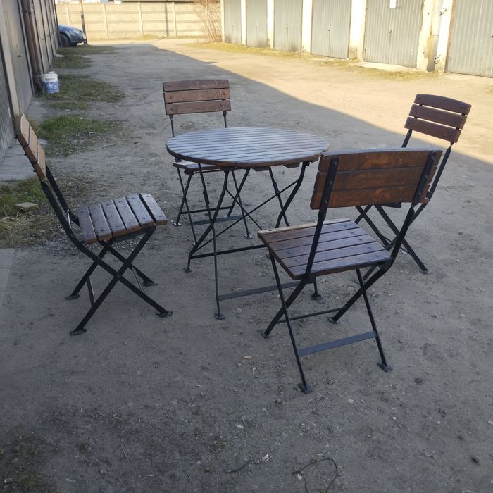 Stół i 4 krzesła na żeliwnych nogach.