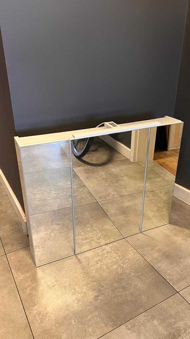 Szafka łazienkowa z lustrem i oświetleniem LED